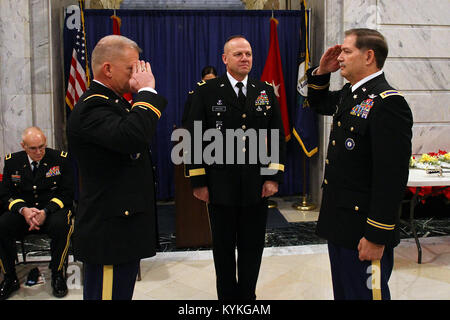 Chief Warrant Officer Dwight Harlan assume il ruolo del Kentucky del comando del chief warrant officer durante un cambio di responsabilità a Francoforte, Ky., Dic 20, 2017. (U.S. Esercito nazionale Guard photo by Staff Sgt. Scott Raymond) Foto Stock