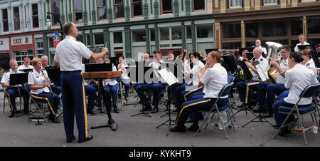 Il 202nd banda dell'esercito suona un concerto locale in Lincoln Co. Ky. Il 9 di luglio. Il 202nd si eseguono vari concerti nello Stato del Kentucky durante la loro formazione annuale. (U.S. Esercito nazionale Guard foto di Spc. Il Brandy Mort) Foto Stock