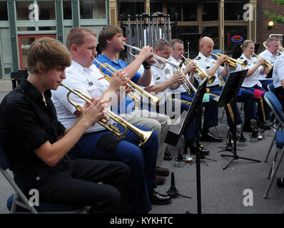 Il 202nd banda armata di un concerto con la contea di Lincoln High School band di fronte al Lincoln County Court House 9 luglio. Musicisti del 202nd eseguono concerti locali nello Stato del Kentucky al fine di incrementare il morale tra i civili e militari di comunità. (U.S. Esercito nazionale Guard foto di Spc. Il Brandy Mort) Foto Stock