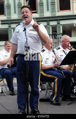 Sgt. K.J. McAleesejergins, musicista e cantante del 202nd Army Band, sorge orgoglioso come egli esegue, "io sono orgoglioso di essere un americano" durante un concerto tenutosi nella contea di Lincoln, Ky. Il 9 di luglio. Musicisti del 202nd eseguono concerti locali nello Stato del Kentucky al fine di incrementare il morale tra i civili e militari di comunità. (U.S. Esercito nazionale Guard foto di Spc. Il Brandy Mort) Foto Stock