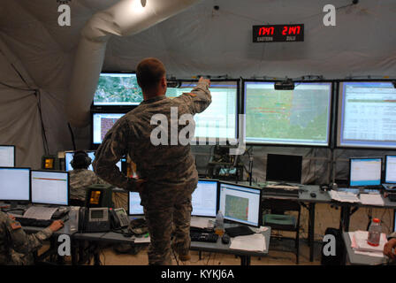 I soldati del Kentucky la Guardia Nazionale di Teatro 63a Brigata Aerea partecipa in esercizio risposta vibrante presso le aree di formazione nel sud indiana, luglio 2013. (U.S. Esercito nazionale Guard foto di Capt. Daniel VanHorn) Foto Stock