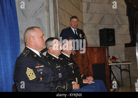 Il comando Sgt. Il Mag. Thomas Chumley divenne Kentucky dell'ottavo membro del comando Sergente Maggiore durante un cambio di responsabilità cerimonia che si terrà a Francoforte, Ky. sett. 12, 2013. (U.S. Esercito nazionale Guard foto di Capt. Stephen Martin) Foto Stock