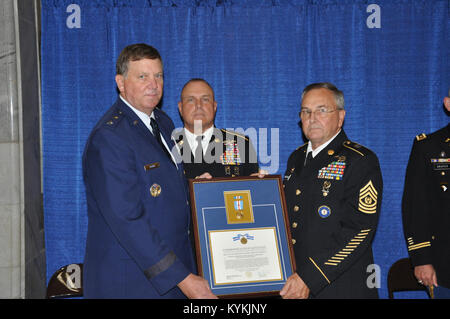 Il comando Sgt. Il Mag. Thomas Chumley divenne Kentucky dell'ottavo membro del comando Sergente Maggiore durante un cambio di responsabilità cerimonia che si terrà a Francoforte, Ky. sett. 12, 2013. (U.S. Esercito nazionale Guard foto di Capt. Stephen Martin) Foto Stock