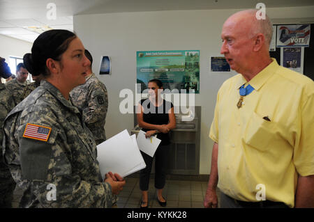 Kentucky esercito nazionale Guard Sgt. 1. Classe Gina Vaile colloqui con la Congressional Medal of Honor destinatari Don Jenkins, Sett. 27, 2013 a U.S. La stazione navale di Guantanamo Bay a Cuba. Jenkins, che hanno guadagnato la sua medaglia più di quaranta anni fa durante la Guerra del Vietnam, ha visitato il GTMO di incontrarsi con i membri del servizio e a parlare con loro circa il loro servizio. (Kentucky esercito nazionale Guard foto di Sgt. David Bolton, 133Mobile degli affari pubblici distacco) Foto Stock