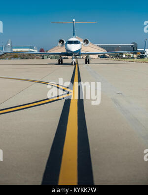 Un aereo che trasporta gen. Frank erba, capo della Guardia Nazionale Bureau e Jill Biden, moglie del Vice Presidente Joe Biden, taxi nel Kentucky Air National Guard Base in Louisville, KY., su nov. 3, 2013. Biden ed Erba sono stati in città per assistere i superstiti giornata di gare, un evento a Churchill Downs racetrack per onorare i membri della famiglia dei militari che sono morti durante il servizio del loro paese. (U.S. Air National Guard foto di magg. Dale Greer) Foto Stock