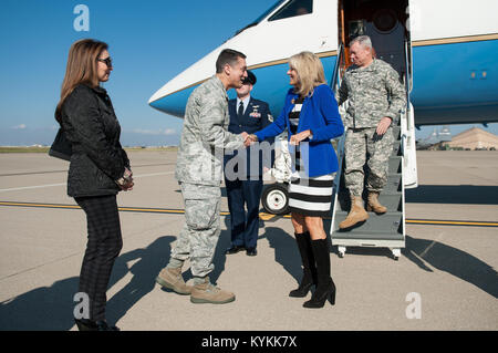 Col. Warren Hurst, Comandante della 123Airlift Wing, saluta Jill Biden, moglie del Vice Presidente Joe Biden e gen. Frank erba (estrema destra), capo della Guardia Nazionale Ufficio di presidenza, al loro arrivo al Kentucky Air National Guard Base in Louisville, KY., su nov. 3, 2013. Biden ed Erba sono stati in città per assistere i superstiti giornata di gare, un evento a Churchill Downs racetrack per onorare i membri della famiglia dei militari che sono morti durante il servizio del loro paese. (U.S. Air National Guard foto di magg. Dale Greer) Foto Stock