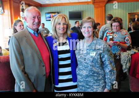 Dott.ssa Jill Biden, moglie del Vice Presidente Joe Biden, colloqui con il Mag. Gen. Deborah Ashenhurst, aiutante generale dell'Ohio Guardia nazionale, mentre frequentano i superstiti giornata di gare, un evento che onora i familiari dei militari che sono morti durante il servizio del loro paese. La manifestazione è stata ospitata presso Churchill Downs racetrack a Louisville, KY., su nov. 3, 2013. (U.S. Esercito nazionale Guard foto di SSG Scott Raymond) Foto Stock