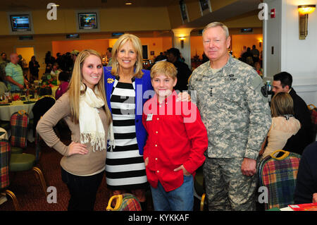 LOUISVILLE, KY - Seconda Lady Dott.ssa Jill Biden e gen. Frank erba, capo della Guardia Nazionale Ufficio di presidenza visita con i familiari con i superstiti giornata di gare, un evento che onora i familiari dei militari che sono morti durante il servizio del loro paese. La manifestazione è stata ospitata presso Churchill Downs racetrack a Louisville, KY., su nov. 3, 2013. (U.S. Esercito nazionale Guard foto di SSG Scott Raymond) Foto Stock