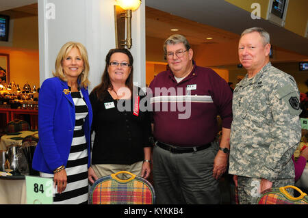 LOUISVILLE, KY - Seconda Lady Dott.ssa Jill Biden e gen. Frank erba, capo della Guardia Nazionale Ufficio di presidenza visita con i familiari con i superstiti giornata di gare, un evento che onora i familiari dei militari che sono morti durante il servizio del loro paese. La manifestazione è stata ospitata presso Churchill Downs racetrack a Louisville, KY., su nov. 3, 2013. (U.S. Esercito nazionale Guard foto di SSG Scott Raymond) Foto Stock