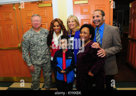 LOUISVILLE, KY - Seconda Lady Dott.ssa Jill Biden e gen. Frank erba, capo della Guardia Nazionale Ufficio di presidenza visita con i familiari con i superstiti giornata di gare, un evento che onora i familiari dei militari che sono morti durante il servizio del loro paese. La manifestazione è stata ospitata presso Churchill Downs racetrack a Louisville, KY., su nov. 3, 2013. (U.S. Esercito nazionale Guard foto di SSG Scott Raymond) Foto Stock