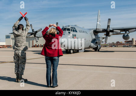 Heather Wilson, moglie del Kentucky Air National Guard C-130 pilot Lt. Col. Scott Wilson, marescialli il suo aereo sul volo di linea della 123Airlift Wing a Louisville, KY., su nov. 20, 2013. Wilson, che ha servito negli Stati Uniti Air Force e Air National Guard per 26 anni, è impostato al ritiro 31.01, 2014, ed è stato completato il suo ultimo volo in C-130. (U.S. Air National Guard foto di magg. Dale Greer) Foto Stock