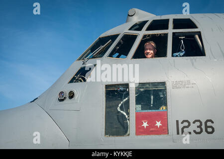 Lt. Col. Scott Wilson, un C-130 pilota in Kentucky Air National Guard's 123Airlift Wing, completa il suo finale, o "fini", il volo in Hercules velivoli da trasporto nov. 20, 2013, al Kentucky Air National Guard Base in Louisville, KY. Wilson, che ha servito negli Stati Uniti Air Force e Air National Guard per 26 anni, è impostato al ritiro Gen 31, 2014. (U.S. Air National Guard foto di magg. Dale Greer). Foto Stock