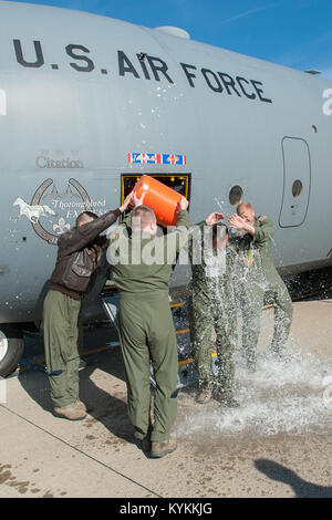 Membri del 123Airlift Wing ammainare Lt. Col. Scott Wilson, un Kentucky Air National Guard C-130 pilota, con acqua come egli esce il velivolo per l ultima volta in Kentucky Air National Guard Base in Louisville, KY., su nov. 20, 2013. Wilson, che è impostato al ritiro 31.01, 2014, è stato completato il suo finale, o "fini", volo. (U.S. Air National Guard foto di magg. Dale Greer) Foto Stock