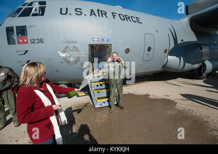 Heather Wilson, moglie del Kentucky Air National Guard C-130 pilot Lt. Col. Scott Wilson, spays suo marito con champagne a conclusione della sua finale, o "fini", il volo in aereo Hercules al Kentucky Air National Guard Base in Louisville, KY., su nov. 20, 2013. Wilson, che ha servito negli Stati Uniti Air Force e Air National Guard per 26 anni, è impostato al ritiro Gen 31, 2014. (U.S. Air National Guard foto di magg. Dale Greer) Foto Stock