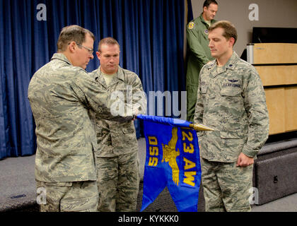 Col. Robert Hamm (sinistra), Comandante della 123Operations Group e il Senior Master Sgt. Colin King (al centro), il gruppo operations primo sergente, distendere la nuova unità bandiera del 123Operations Support Squadron come Lt. Col. Matteo Boschetti, 123OSS commander, Stand by per accettare il guidon durante una nuova delimitazione cerimonia al Kentucky Air National Guard Base in Louisville, KY., nov. 24, 2013. Prima della cerimonia il 123Operations Support Squadron è stato classificato come un volo. (U.S. Air National Guard foto di Airman 1. Classe Joshua Horton) Foto Stock