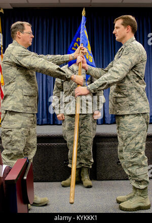 Col. Robert Hamm (sinistra), Comandante della 123Operations group, mani la 123Operazioni squadrone di supporto è di nuovo guidon di Lt. Col. Matteo Boschetti, comandante dello squadrone, durante una cerimonia di ridesignazione al Kentucky Air National Guard Base in Louisville, KY., nov. 24, 2013. Prima della cerimonia il 123Operations Support Squadron è stato classificato come un volo. (U.S. Air National Guard foto di Airman 1. Classe Joshua Horton) Foto Stock