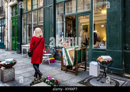 Parigi, Francia - Jan 3, 2014: negozio di antiquariato su una strada laterale nel quartiere storico di Le Marais. Gli oggetti in vendita sul marciapiede. Un non ben identificato Foto Stock