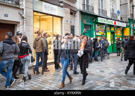 Parigi - Dec 23, 2013: storico quartiere ebraico. Rue des Rosiers, una pittoresca strada in una zona di piccoli negozi e pasticcerie visitato da gente del posto e tour Foto Stock