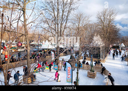 Parigi-Dec 25, 2013: Pattinaggio su ghiaccio presso il Mercato di Natale e Santa's Village su Avenue des Champs Elysees, un popolare tradizione vacanze per chi parigina Foto Stock