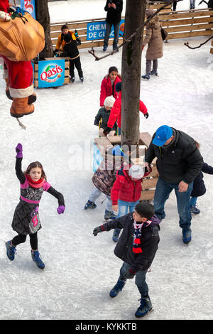 Parigi-Dec 25, 2013: Pattinaggio su ghiaccio a Santa's Village e il Mercatino di Natale sulla Avenue des Champs Elysees, un popolare locale tradizione vacanze per ch Foto Stock