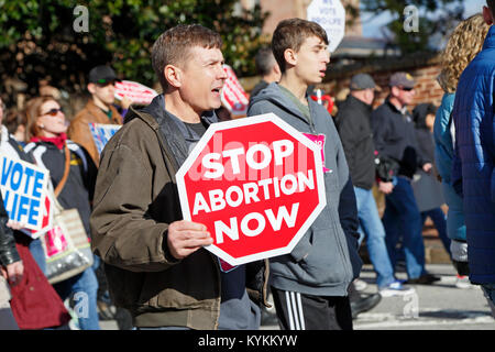 Raleigh, North Carolina. Il 13 gennaio, 2018. Pro-life rally e dimostrazione nel centro di Raleigh. L'uomo grida Pro-vita tenendo premuto Stop aborto s Foto Stock