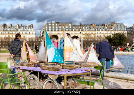 Parigi-JAN 2, 2014: modello barche a vela in affitto al lago del Jardin des Tuileries. Barca a vela le barche di legno è una tradizione popolare per chil parigina Foto Stock