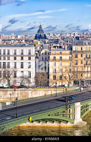 Parigi, Francia vista dalla riva sinistra nel corso di un fiume Senna e il ponte vecchio quartiere di Marais. Bella Luce e cielo blu su un croccante di giorno d'inverno. Foto Stock