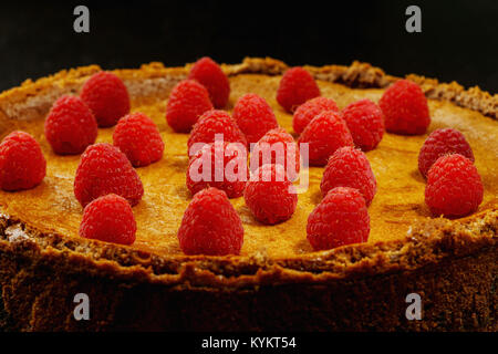 Cioccolato artigianale cheesecake con lamponi sulla tavola nera Foto Stock