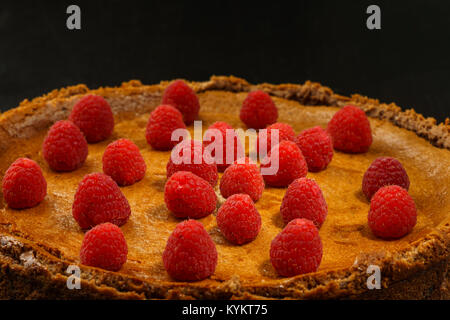 Cioccolato artigianale cheesecake con lamponi sulla tavola nera Foto Stock