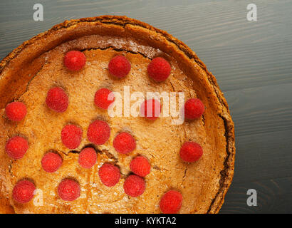 Cioccolato artigianale cheesecake con lamponi sulla tavola nera Foto Stock