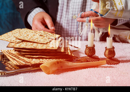 Luccicanti candele sabato messa a fuoco selettiva closeup sulle due candele di cera in candelabri. Pasqua matzah e kiddush composizione. Foto Stock