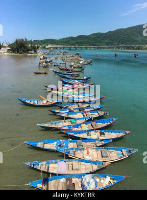 Barche da pesca sul Lang Co Bay nella costa sud del Vietnam. Foto Stock