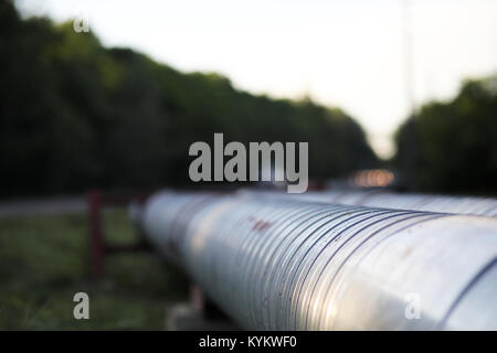 La pipeline per esterno sulla strada nel giorno del cloud Foto Stock