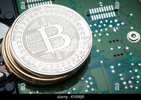 Pila di oro e argento bitcoins metallico sul circuito elettronico della scheda madre.crypto valuta mining.denaro digitale sulla rete blockchain Foto Stock
