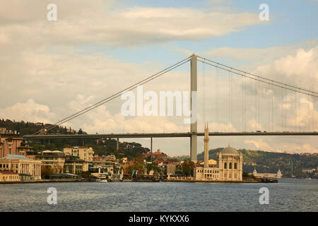 Vista del Ponte sul Bosforo e la moschea Foto Stock