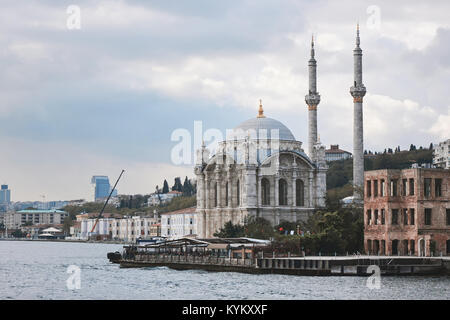 La Moschea Ortakoy sulle rive del Bosforo Foto Stock