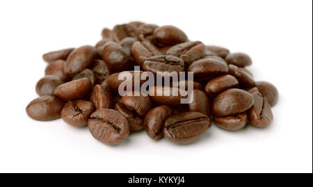 Pila di arrosto di chicchi di caffè isolato su bianco Foto Stock