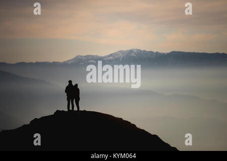 Bellissimo tramonto sul Lago Prashar, mandi, Himachal Pradesh, India Foto Stock