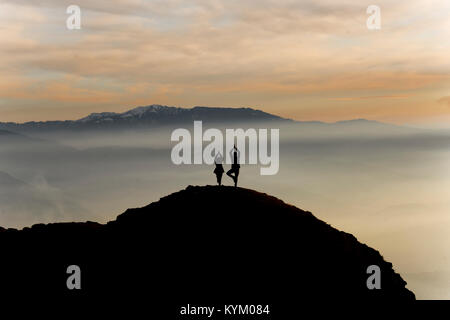 Bellissimo tramonto sul Lago Prashar, mandi, Himachal Pradesh, India Foto Stock