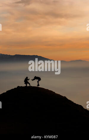 Bellissimo tramonto sul Lago Prashar, mandi, Himachal Pradesh, India Foto Stock