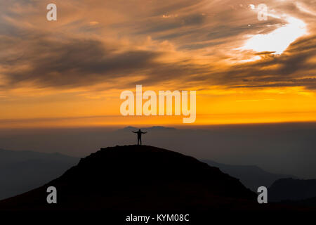 Bellissimo tramonto sul Lago Prashar, mandi, Himachal Pradesh, India Foto Stock