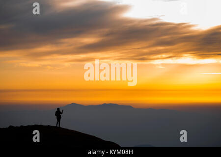 Bellissimo tramonto sul Lago Prashar, mandi, Himachal Pradesh, India Foto Stock