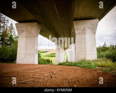 Vista del viadotto ponte dal basso contro il cielo blu con nuvole,sotto il ponte in Germania Foto Stock