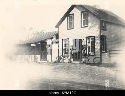 Immagine storica della Flieler Lunch Room, con una pubblicità della Coca-Cola. La sala da pranzo è raffigurata in un ambiente nostalgico, passato, che cattura l'essenza dei ristoranti dell'inizio del XX secolo. L'immagine mostra gli interni con decorazioni vintage e una bicicletta parcheggiata all'esterno, tipica dell'epoca. Foto Stock
