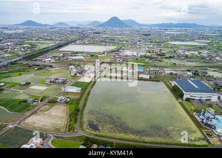 Vista aerea della pianura Sanuki, vista dalla città Zentsuji, Prefettura di Kagawa, Giappone. Mt. Iino nel retro. Foto Stock