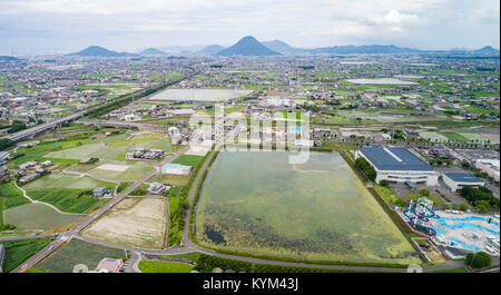 Vista aerea della pianura Sanuki, vista dalla città Zentsuji, Prefettura di Kagawa, Giappone. Mt. Iino nel retro. Foto Stock