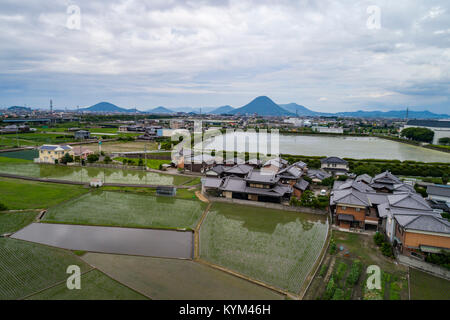 Vista aerea della pianura Sanuki, vista dalla città Zentsuji, Prefettura di Kagawa, Giappone. Mt. Iino nel retro. Foto Stock