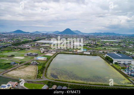 Vista aerea della pianura Sanuki, vista dalla città Zentsuji, Prefettura di Kagawa, Giappone. Mt. Iino nel retro. Foto Stock