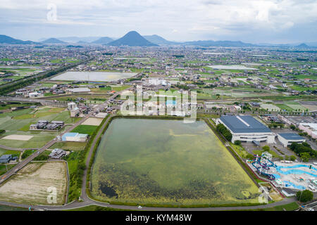 Vista aerea della pianura Sanuki, vista dalla città Zentsuji, Prefettura di Kagawa, Giappone. Mt. Iino nel retro. Foto Stock