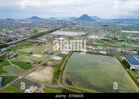 Vista aerea della pianura Sanuki, vista dalla città Zentsuji, Prefettura di Kagawa, Giappone. Mt. Iino nel retro. Foto Stock